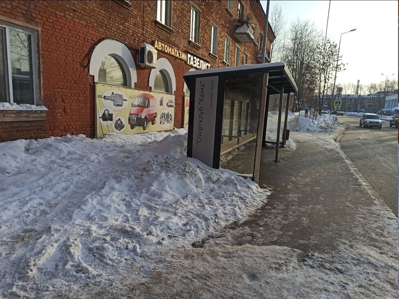 Judging by the photo, for some reason the townspeople preferred to bypass the stop along the snowdrift that fell from the roof behind the stop, instead of taking advantage of the perfectly cleared space in front of it