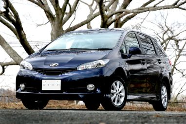 Toyota introduced a new generation of minivan Toyota Wish